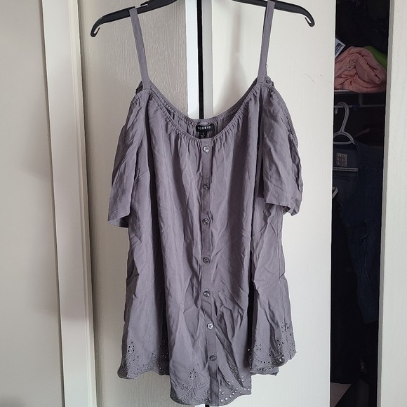 🆕️ Torrid CHALLIS EYELET HEM COLD SHOULDER TOP - Picture 2 of 2